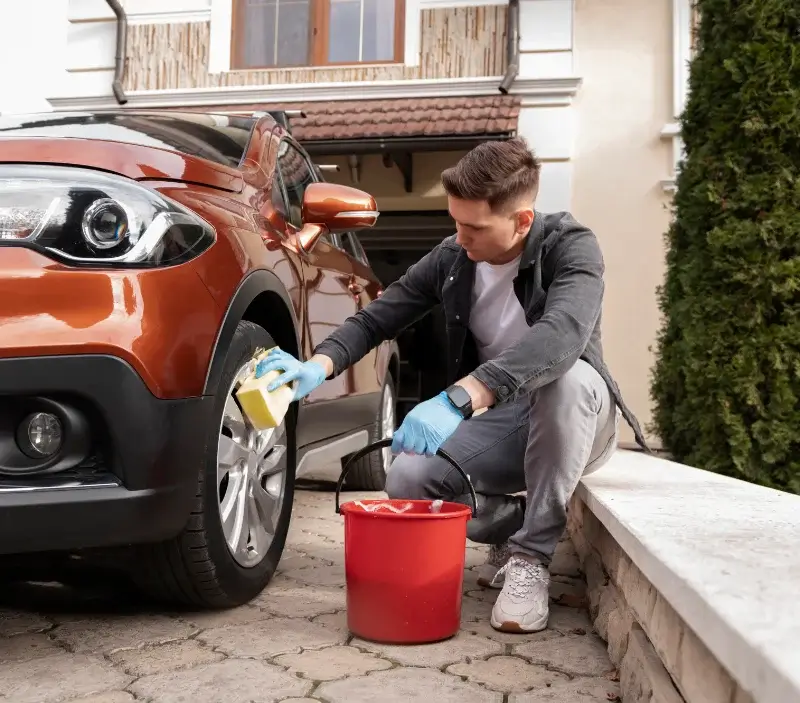 Lavage auto à domicile Mozé-sur-Louet : professionnel intervenant sur un véhicule